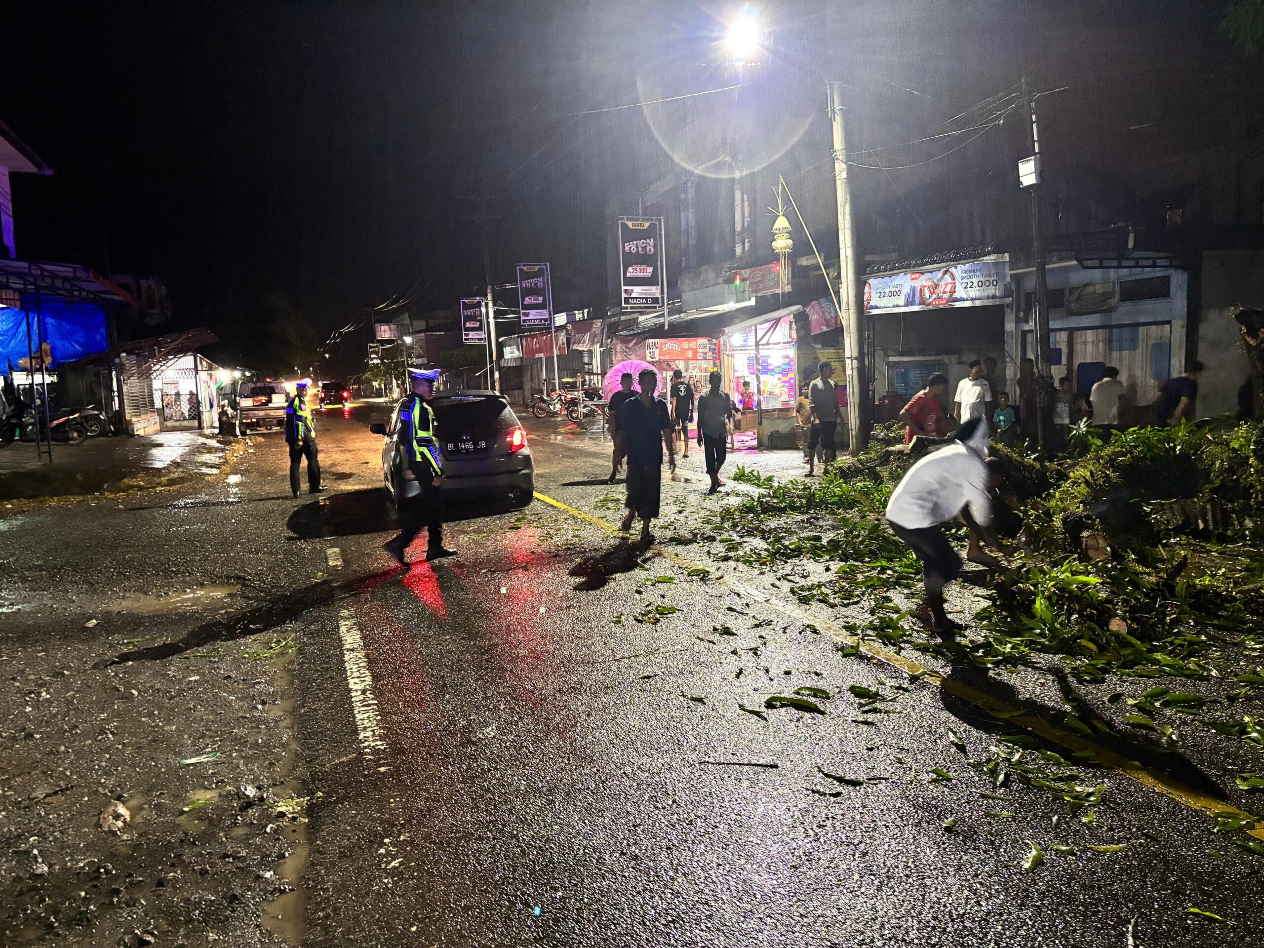 Polantas Hadir: Satlantas Polres Aceh Selatan Sigap Amankan Jalan Akibat Pohon Tumbang di Meukek
