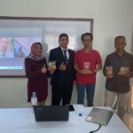 Kombinasi Akademik dan Sosial: Mahasiswa USK Suguhkan Manisan Pala di Sidang Akhir