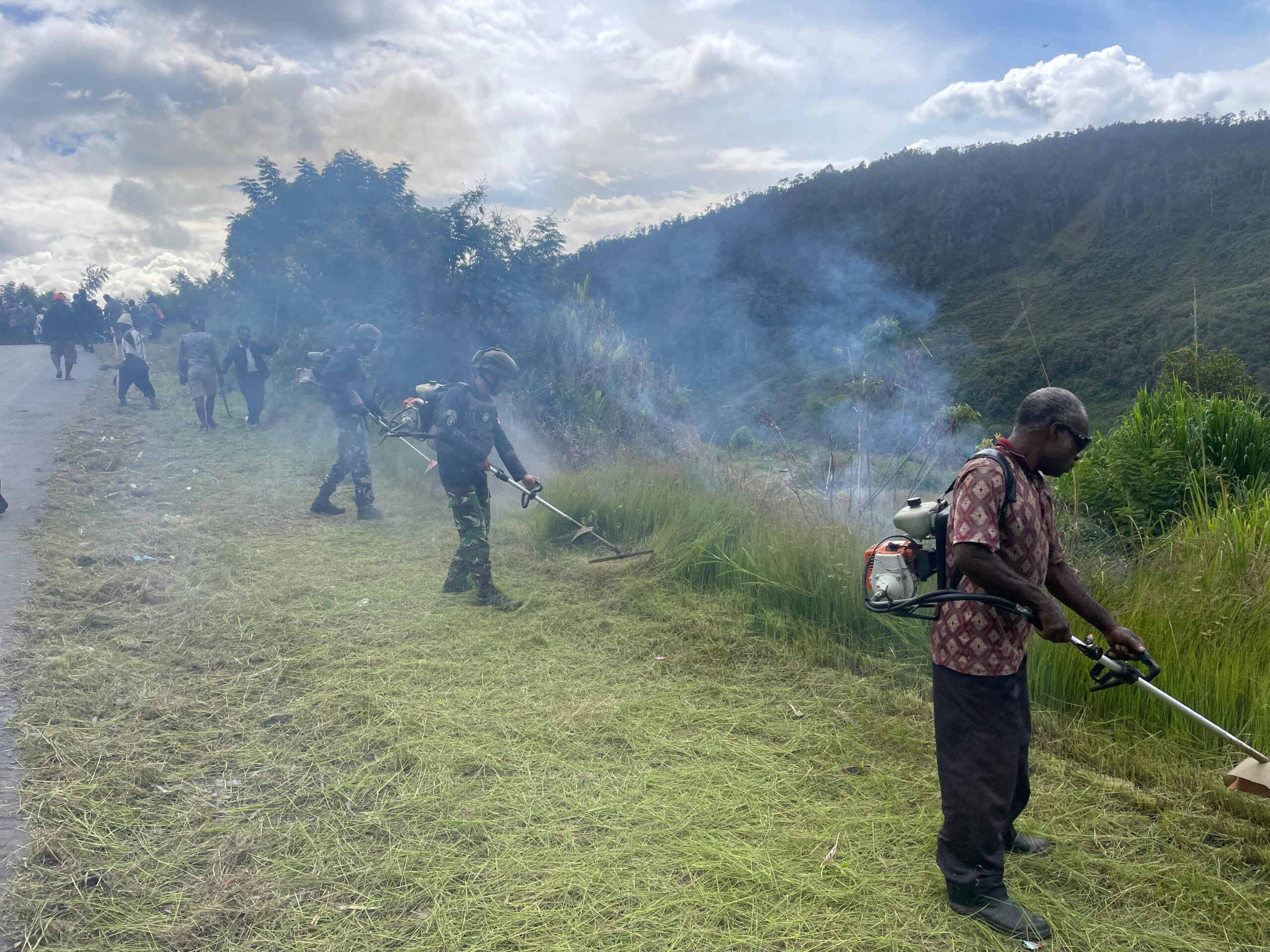 Satgas Yonif 112/DJ Kodam Iskandar Muda gelar Karya Bakti di Wondenggobak Puncak Jaya
