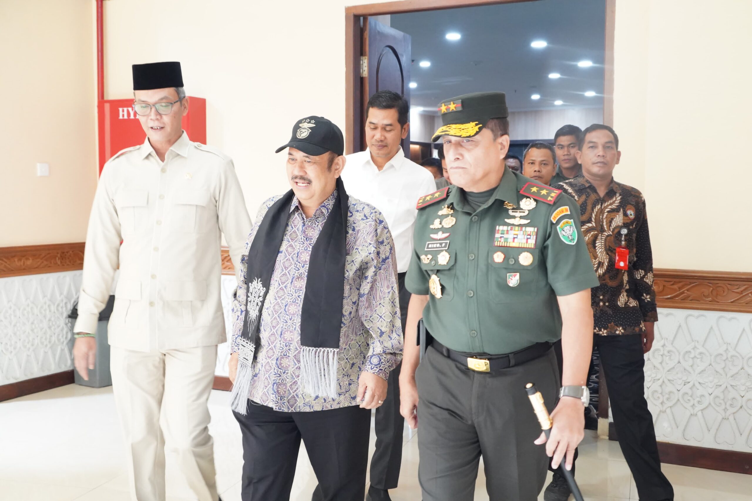 Pangdam Iskandar Muda Sambut Kedatangan Menteri PPN/Bappenas di Bandara SIM