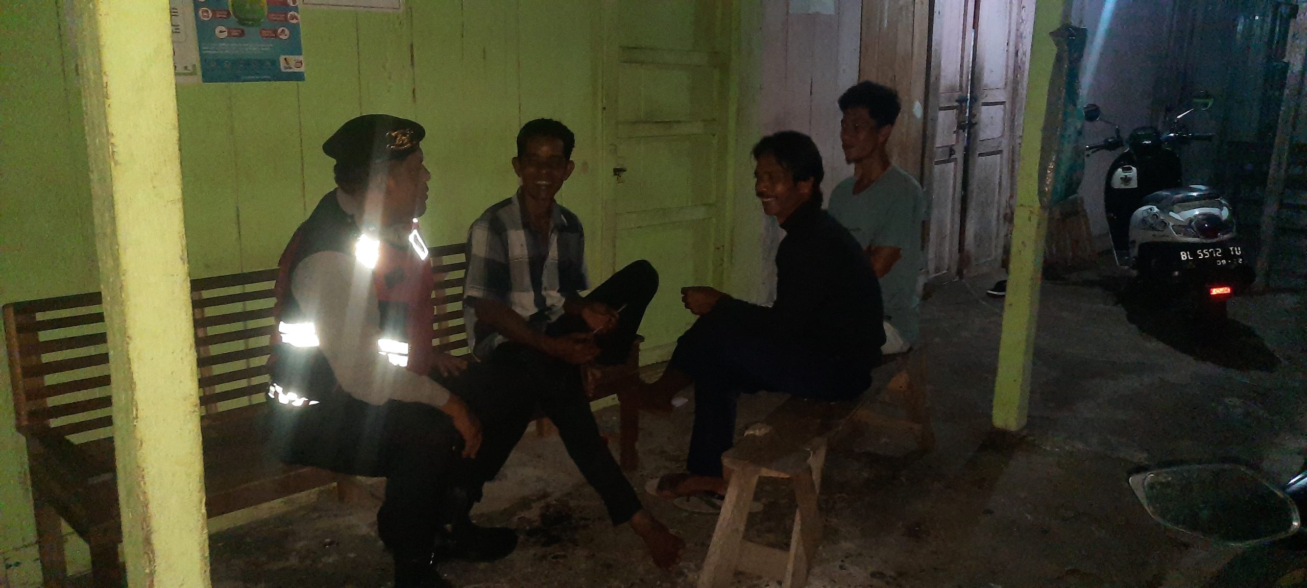 Preventif dan Edukatif, Polsek Labuhanhaji Timur Gelar Patroli Malam Beri Himbauan Kamtibmas kepada Warga