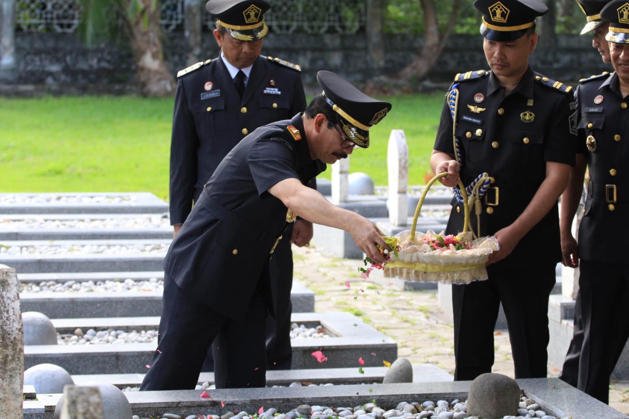 Jelang Hari Pengayoman ke-80, Kemenkum Aceh Tabur Bunga di TMP Banda Aceh