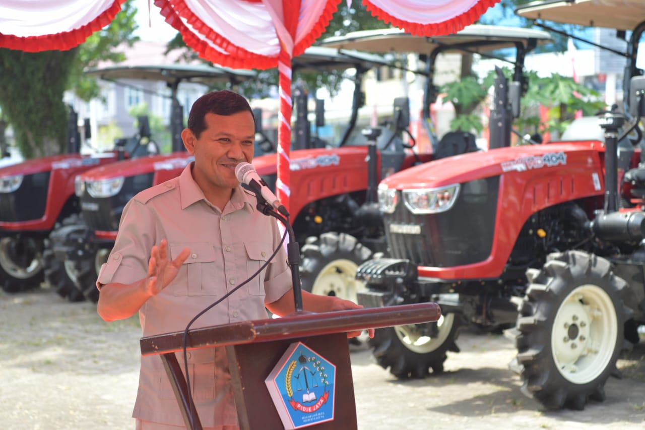 Wagub Fadhlullah Distribusikan Traktor dan Pompa Air ke 3 Kabupaten, Tegaskan Arahan Presiden