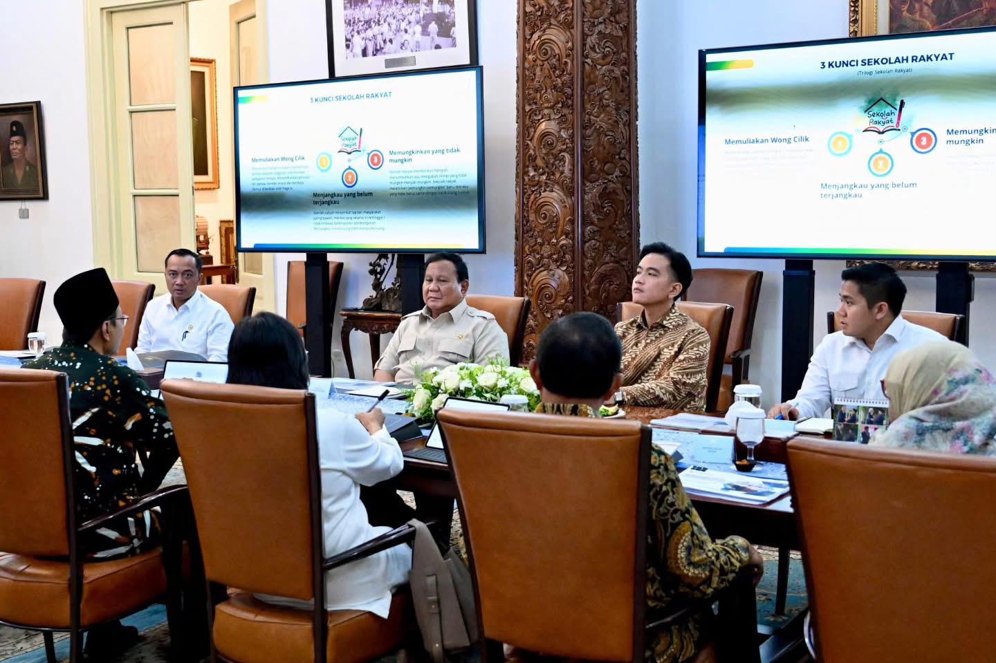Presiden Pimpin Rapat Terbatas dengan Wapres dan Sejumlah Menteri Bahas Penyelenggaraan Sekolah Rakyat