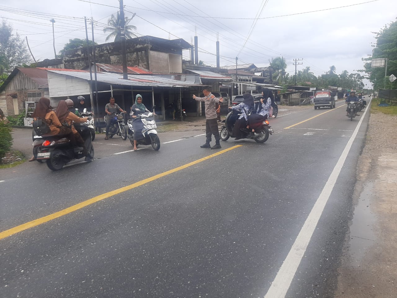 Pastikan Kelancaran Lalin, Personel Polsek Kluet Utara Laksanakan Strong Point Pagi