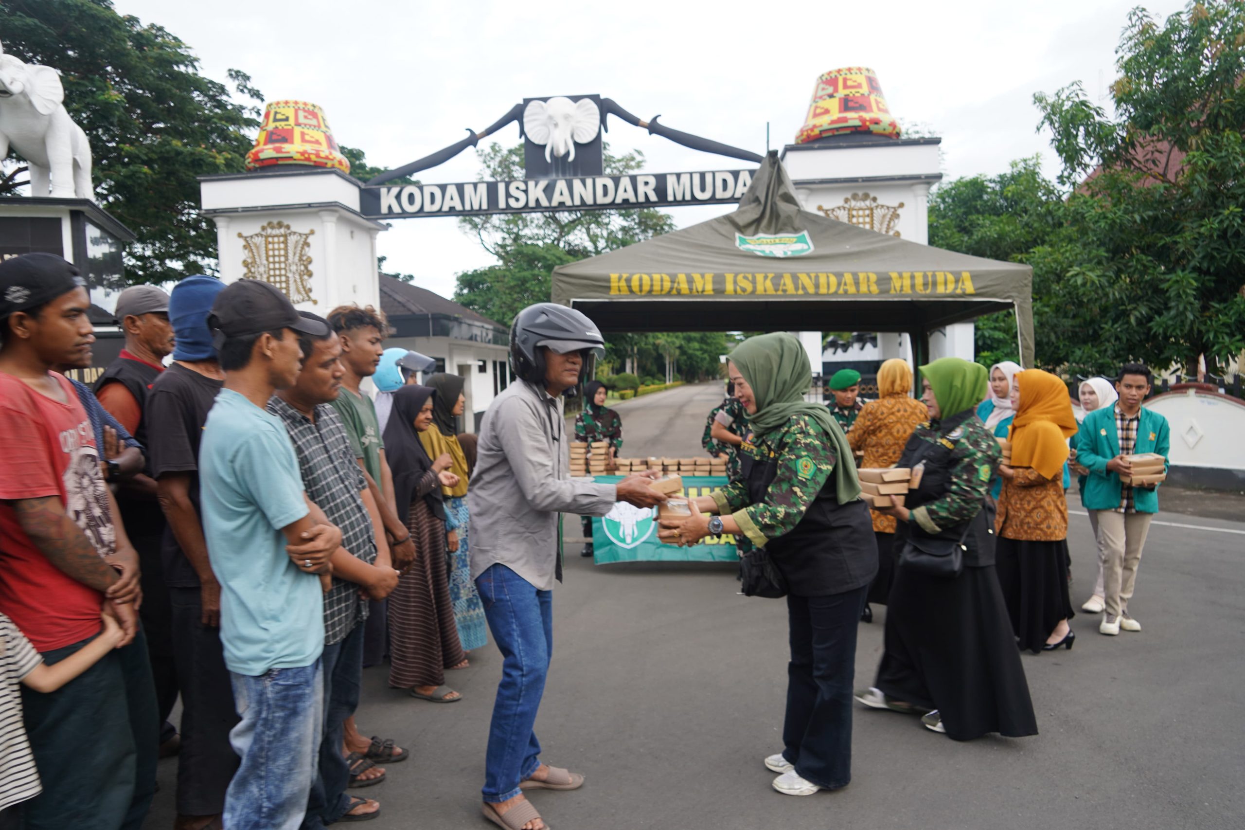Jum’at berkah Kodam IM, sebanyak 164 Paket Makanan Gratis dibagikan