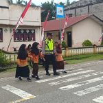 Polsek Trumon Timur Melaksanakan Gatur Pagi Bantu Anak Sekolah Menyebrang Jalan