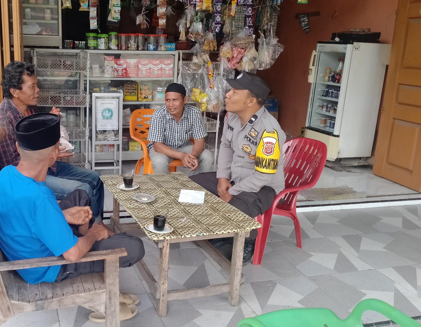 Personel Polsek Kluet Timur Ngopi Santai bersama Warga Dengarkan Keluhan Situasi Kamtibmas