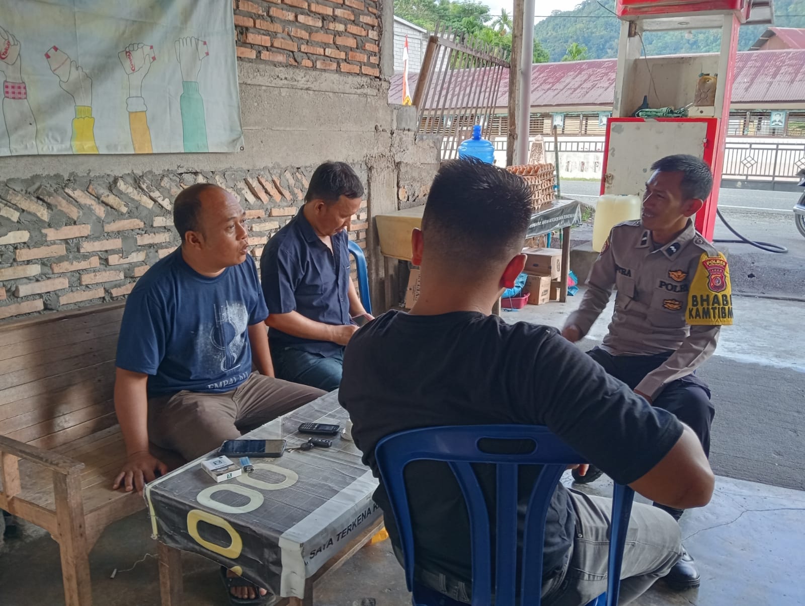 Personel Polsek Labuhanhaji Timur Sambangi Warga Dengarkan Keluhan dan Sampaikan Pesan Kamtibmas
