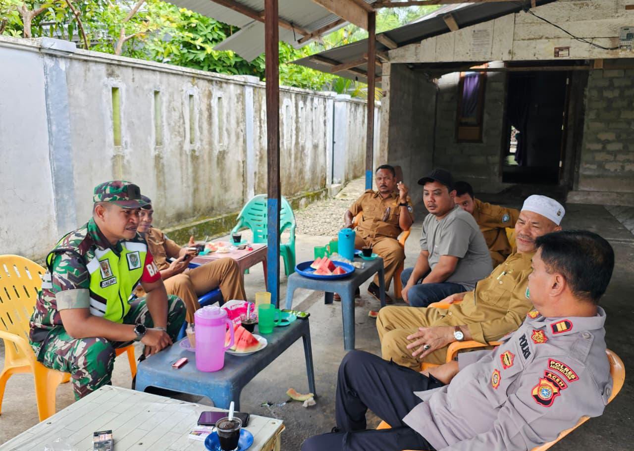 ‎Cegah Karhutla, Babinsa dan Muspika Kluet Timur Rangkul Masyarakat Lewat Komsos