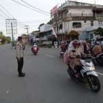 Personel Polsek Tapaktuan Gatur Pagi Pastikan Arus Kendaraan Tetap Lancar