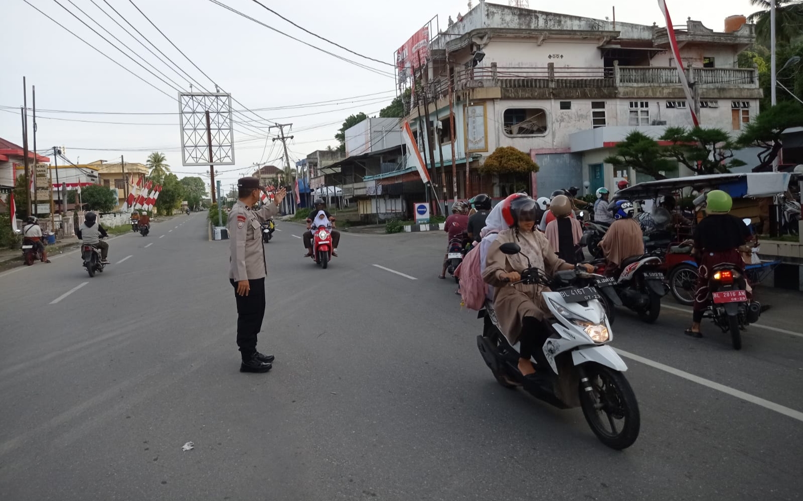 Personel Polsek Tapaktuan Gatur Pagi Pastikan Arus Kendaraan Tetap Lancar