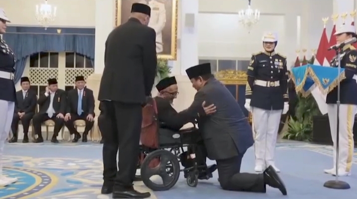 Presiden Prabowo Anugerahkan Bintang Jasa Utama kepada Teungku Nyak Sandang