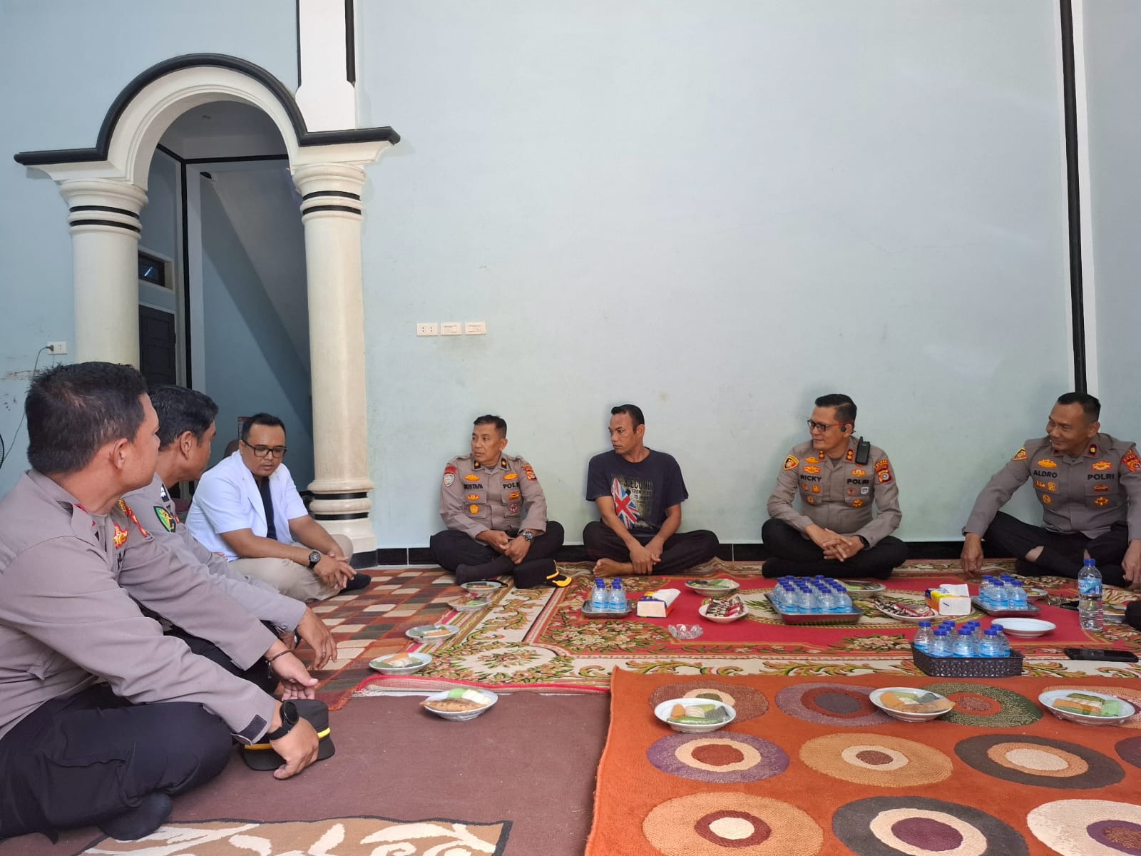 Kapolres Aceh Selatan Kunjungi dan Beri Dukungan Moril kepada Anggota yang Sedang Sakit