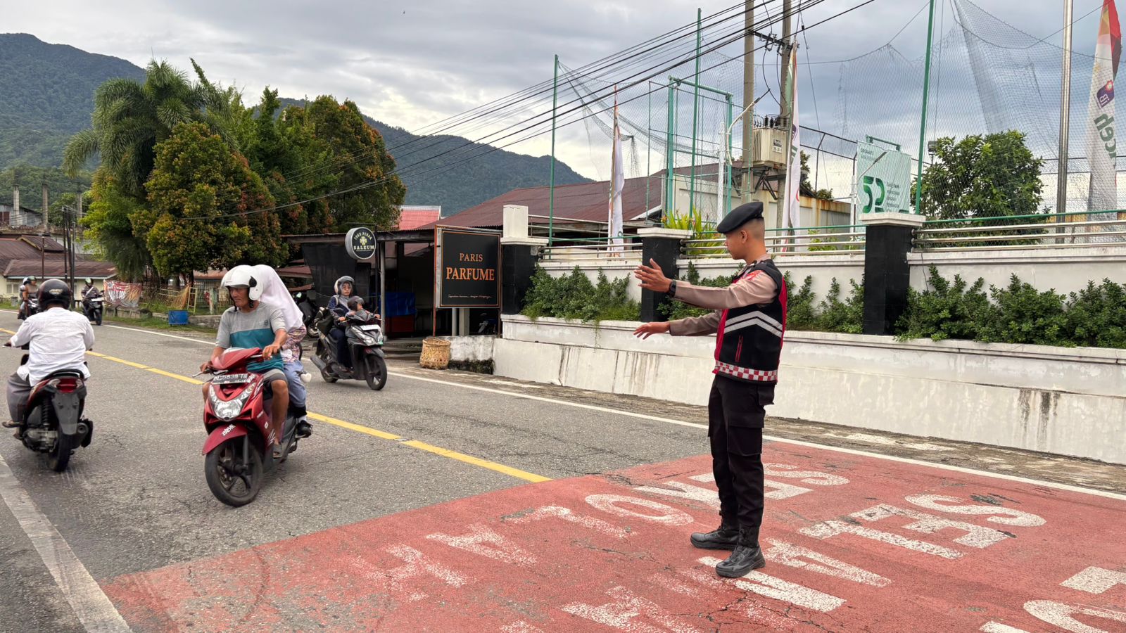 Sat Samapta Polres Aceh Selatan Laksanakan Strong Point Berikan Rasa Aman Pengguna Jalan