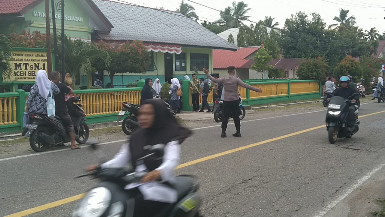 Personel Polsek Samadua Gelar Strong Point Pagi Cegah Kemacetan dan Jaga Keselamatan Pelajar