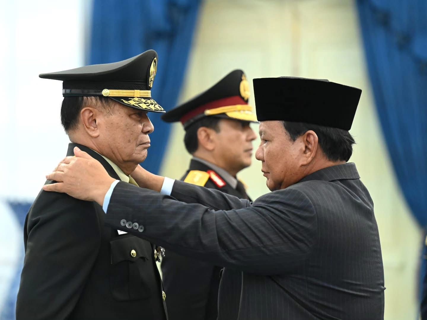 Presiden Prabowo Menganugerahkan Pangkat Istimewa kepada Letnan Jenderal TNI (Purn) Djamari Chaniago dan Letnan Jenderal Polisi (Purn) Ahmad Dofiri