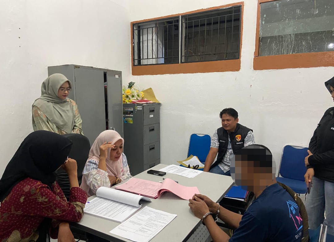Sat Reskrim Polres Aceh Selatan Serahkan Tersangka Pemerkosaan Anak Kandung ke Jaksa