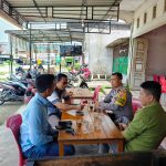Personel Polsek Labuhanhaji Ngopi Santai dan Berikan Himbauan Bahaya Judol serta Narkoba