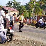 Strong Point Pagi Personel Polsek Labuhanhaji Bantu Anak Sekolah Menyebrang Jalan