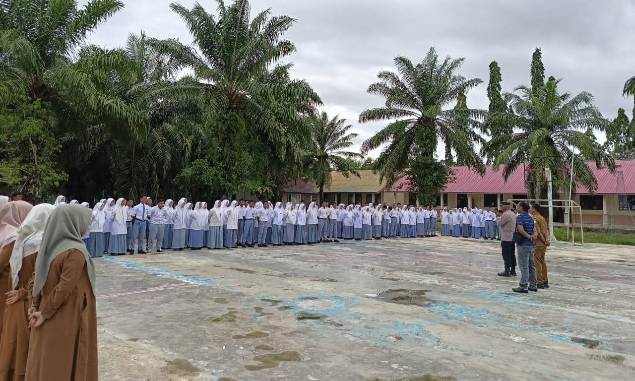 Polsek Trumon Timur Gelar Polisi Saweu Sikula di SMAN 1 Trumon Timur