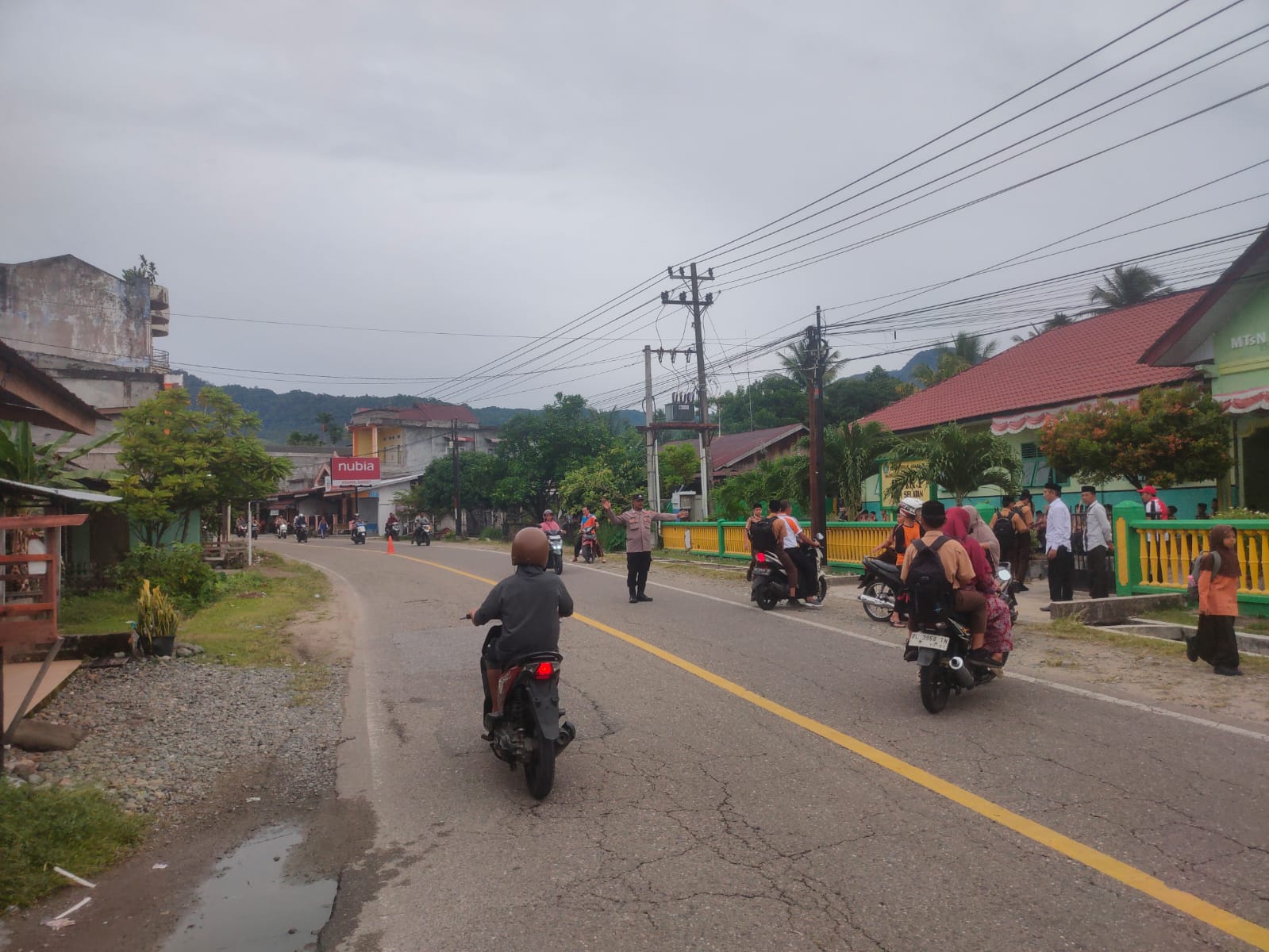 Strong Point Pagi, Polsek Samadua Amankan Arus Lalu Lintas di Depan Sekolah