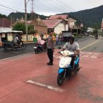 Personel Polsek Tapaktuan Laksanakan Gatur Lalu Lintas di Depan Sekolah Saat Jam Sibuk
