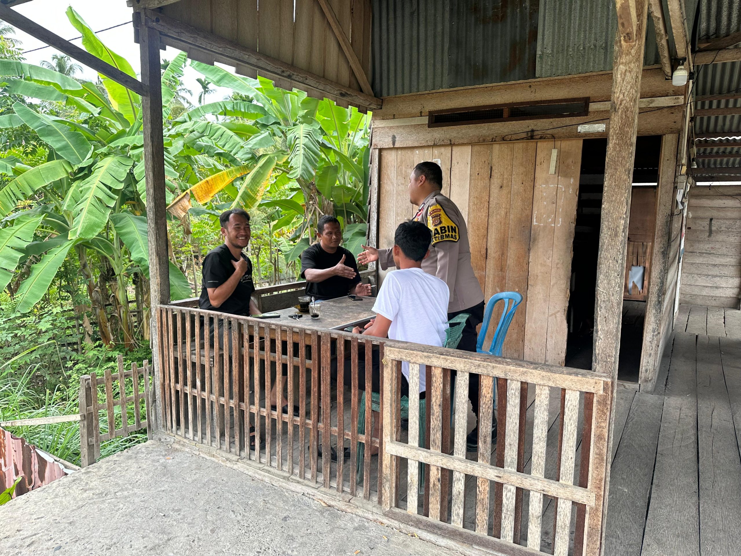 Polsek Kluet Utara Sambangi Warga, Sampaikan Himbauan Kamtibmas Sambil Duduk Santai