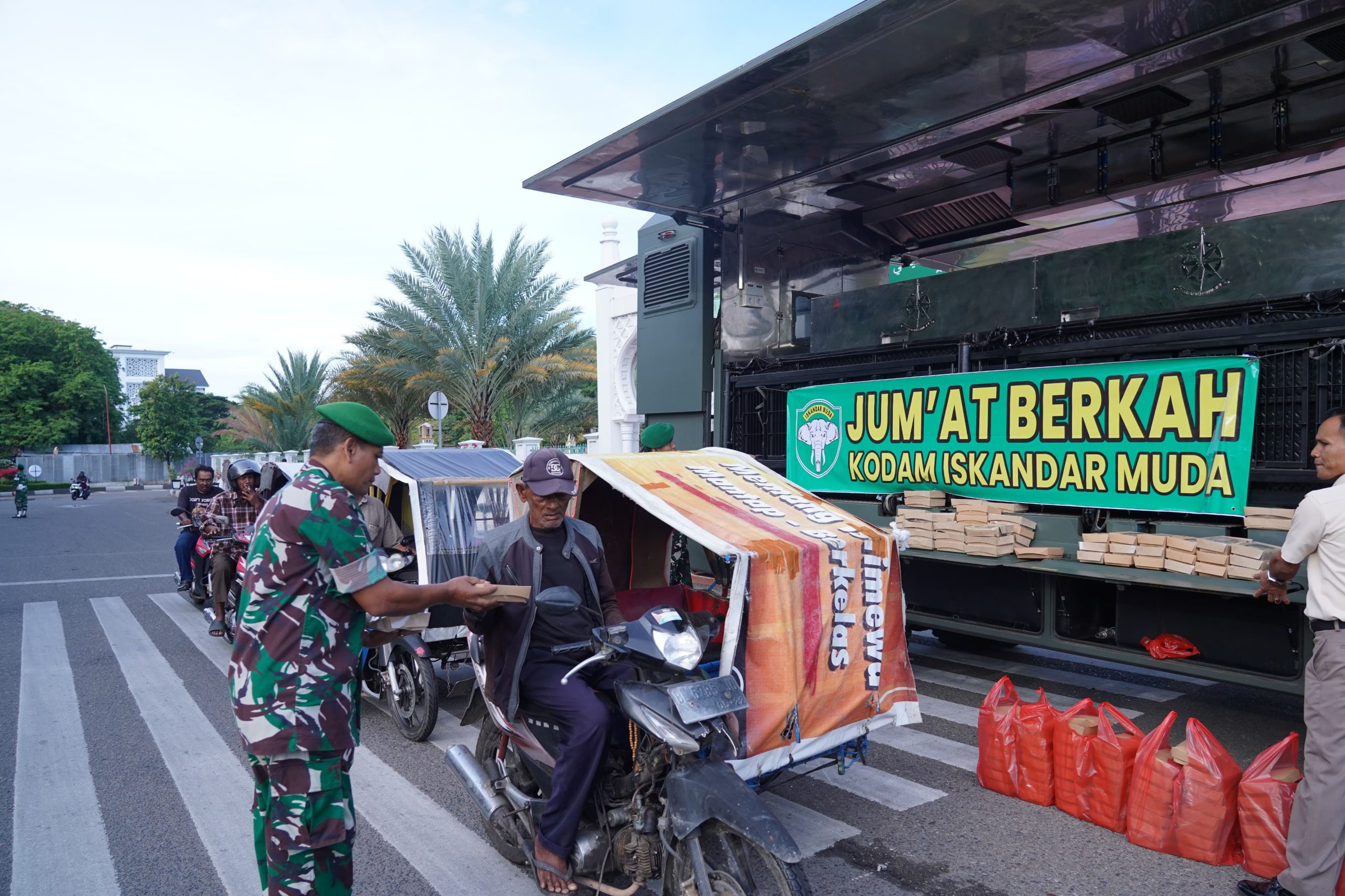 Jumat Berkah, Kodam Iskandar Muda Bagikan 401 Paket Makanan Gratis untuk Warga