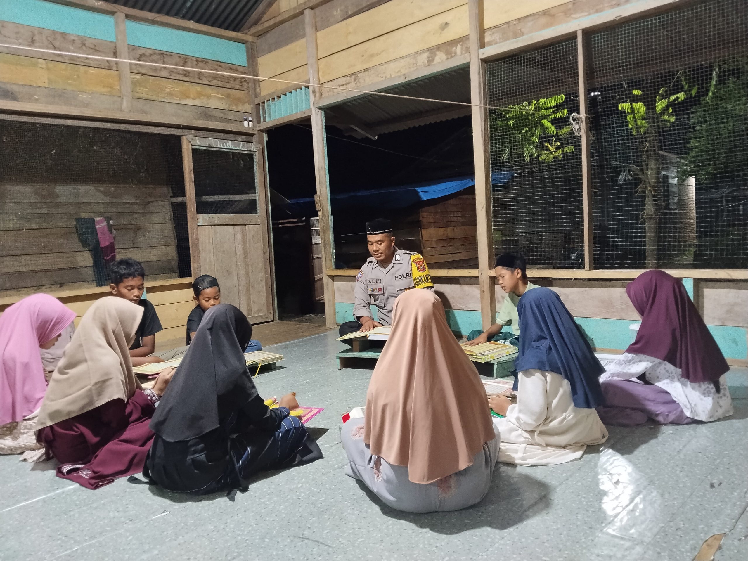 Bhabinkamtibmas Polsek Trumon Timur Ajak Anak-anak Cinta Al-Qur’an Lewat Program Polisi Mengajar
