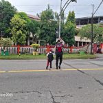 Sat Samapta Polres Aceh Selatan Laksanakan Gatur Pagi Bantu Anak Sekolah Menyebrang Jalan