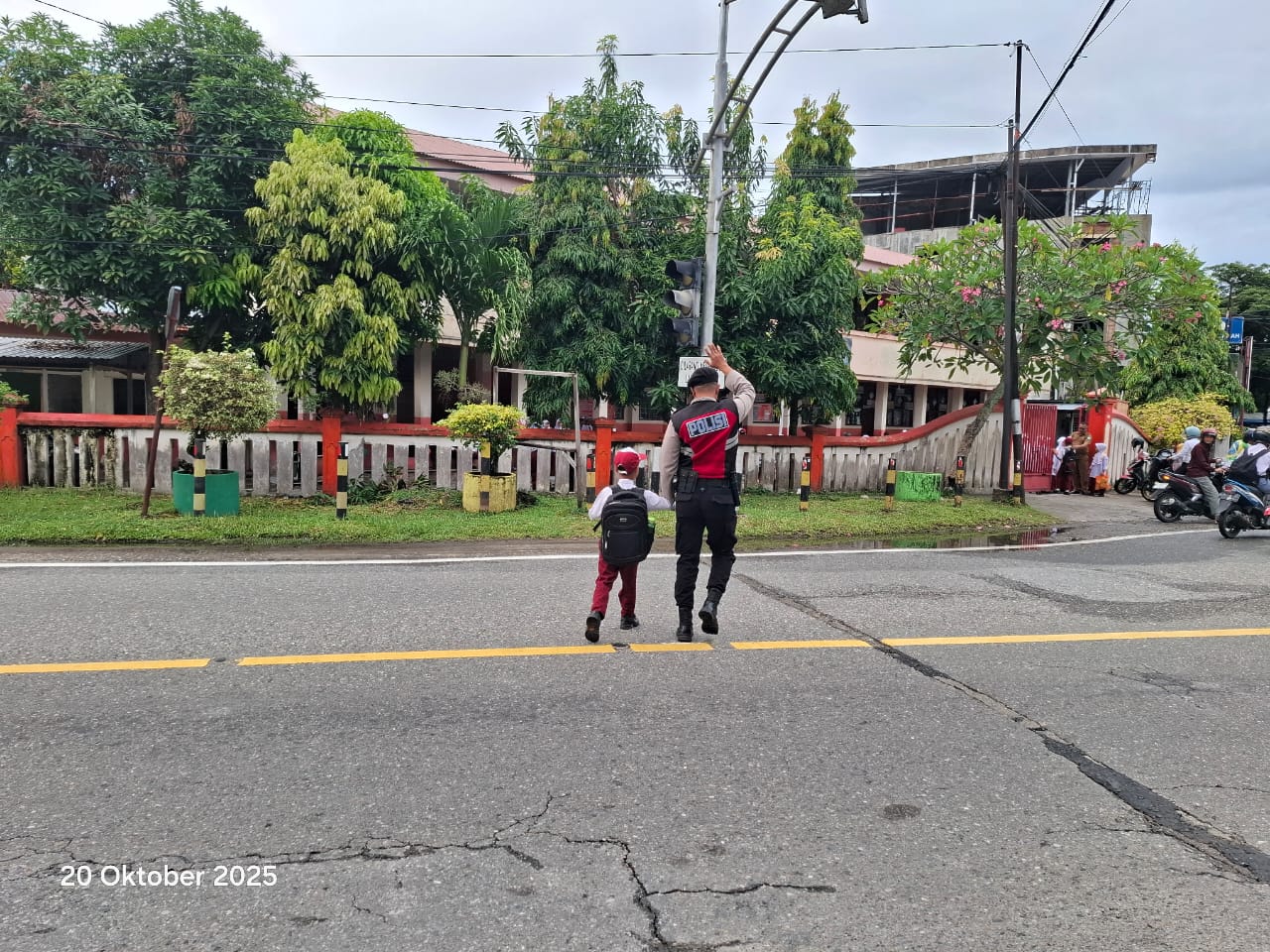 Sat Samapta Polres Aceh Selatan Laksanakan Gatur Pagi Bantu Anak Sekolah Menyebrang Jalan