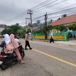 Personel Polsek Samadua Laksanakan Strong Point Pagi jaga Kelancaran Lalu Lintas di Depan Sekolah