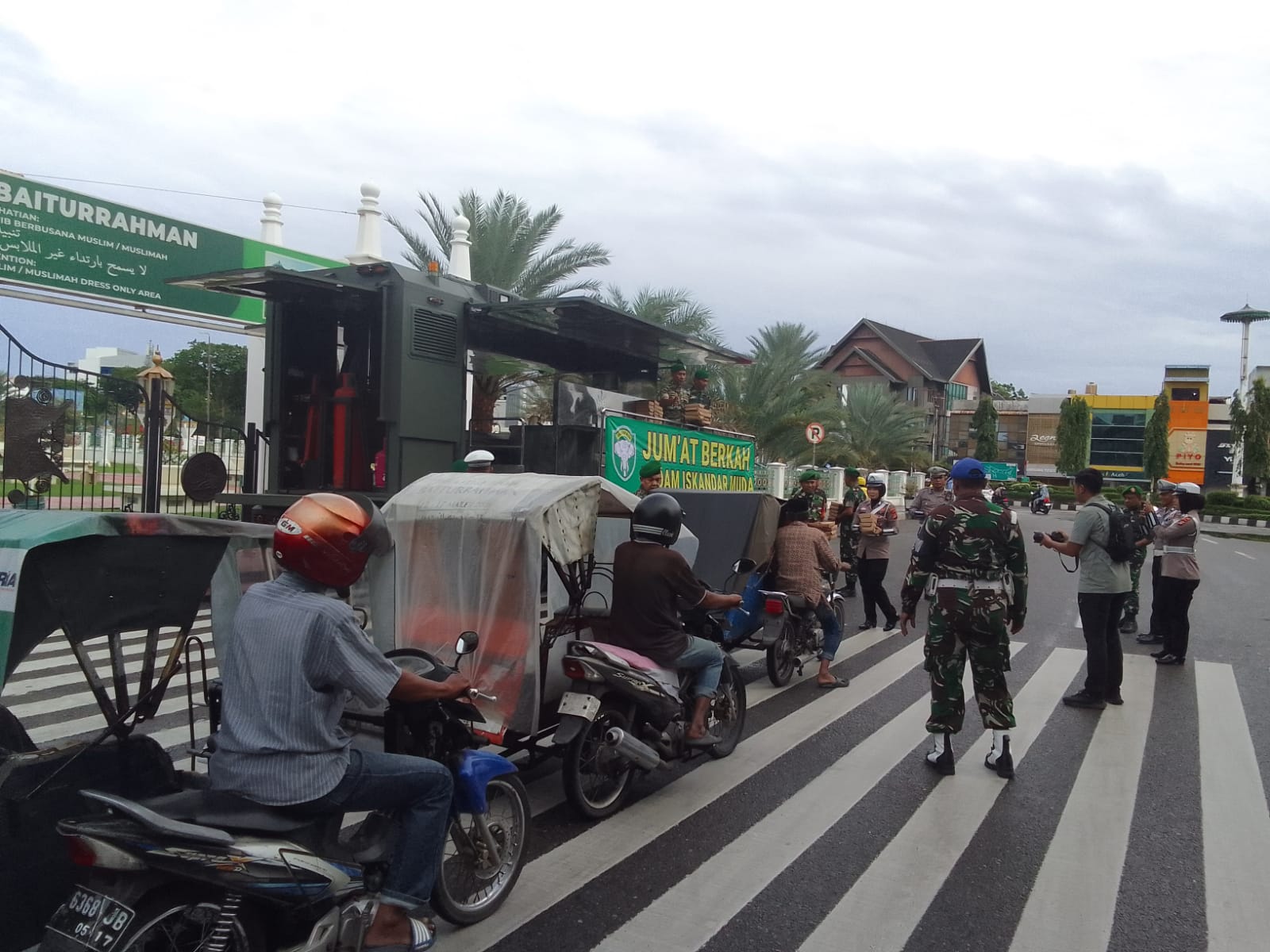 Jumat Berkah, Kodam Iskandar Muda Bagikan 291 Paket Makanan Gratis untuk Warga