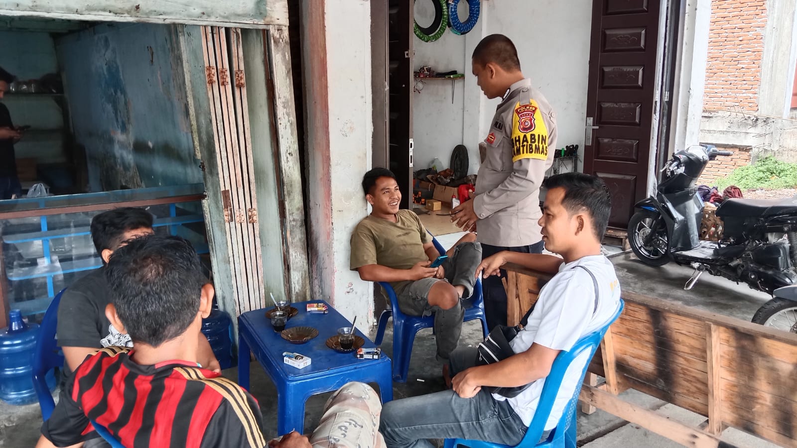 Dekatkan Diri dengan Warga, Personel Polsek Labuhan Haji Serap Aspirasi Masyarakat