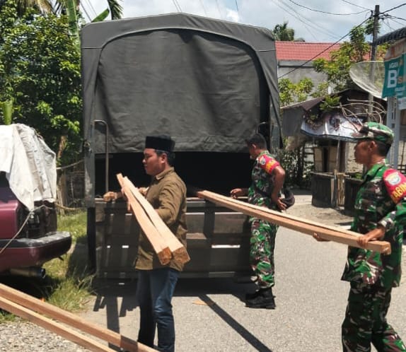 Kodim 0107/Aceh Selatan Bersama Pemkab Salurkan Bantuan kepada Korban Puting Beliung di Desa Tengah Pelumat