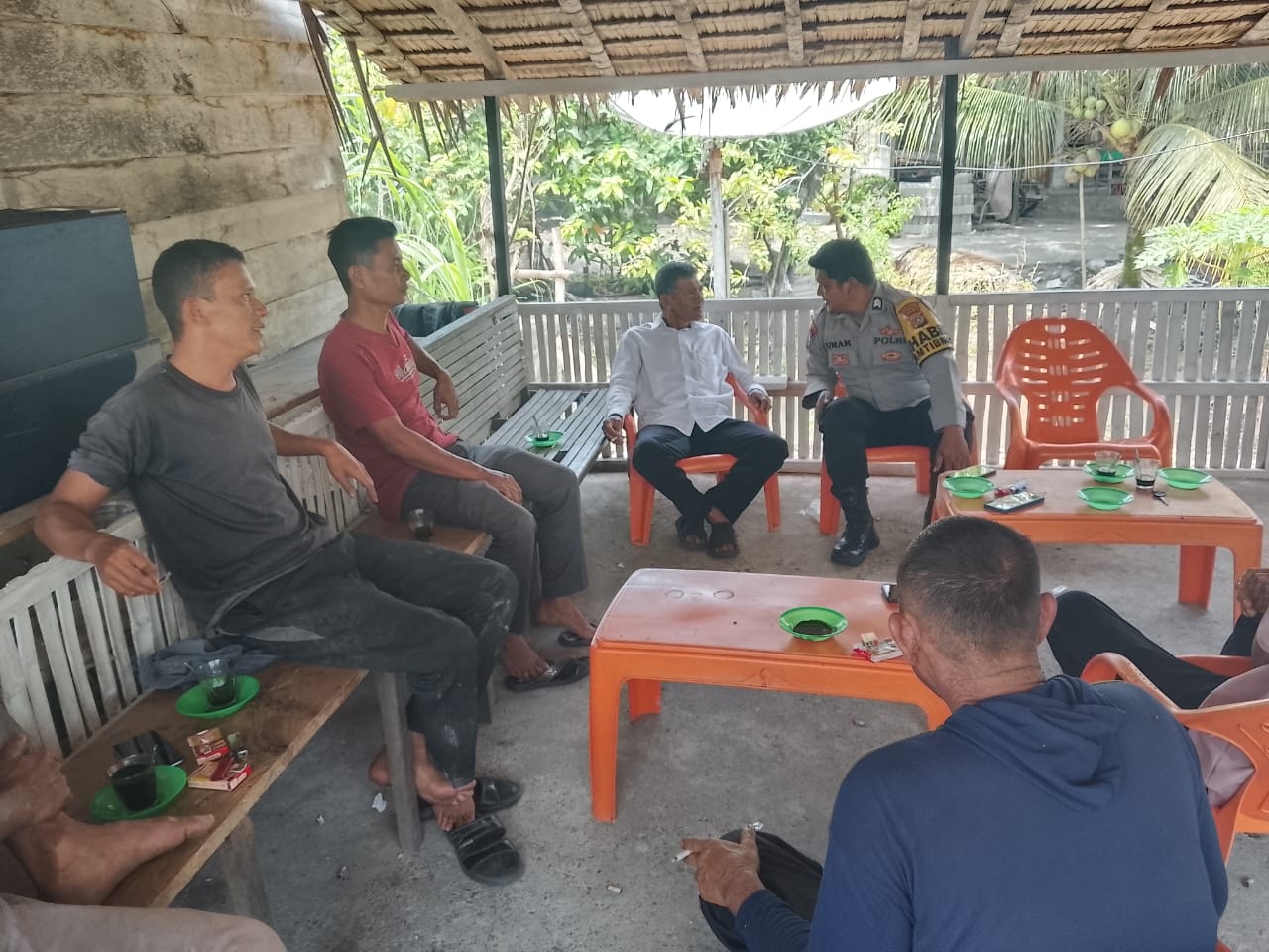 Personel Polsek Kluet Utara Serap Aspirasi Masyarakat Lewat Sambang di Warung Kopi