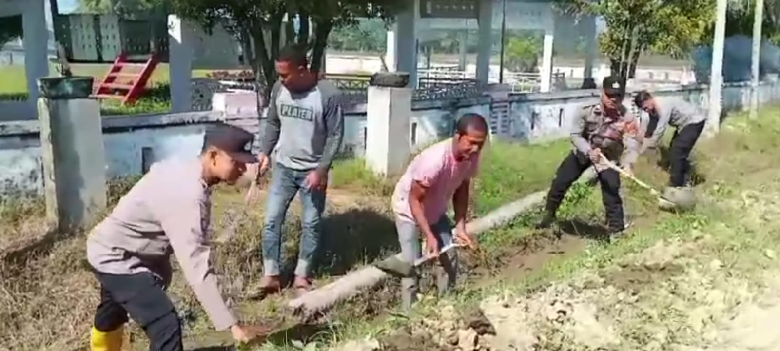 Polsek Kluet Timur dan Masyarakat Gelar Jumat Bersih di Makam Pahlawan Rajo Lelo