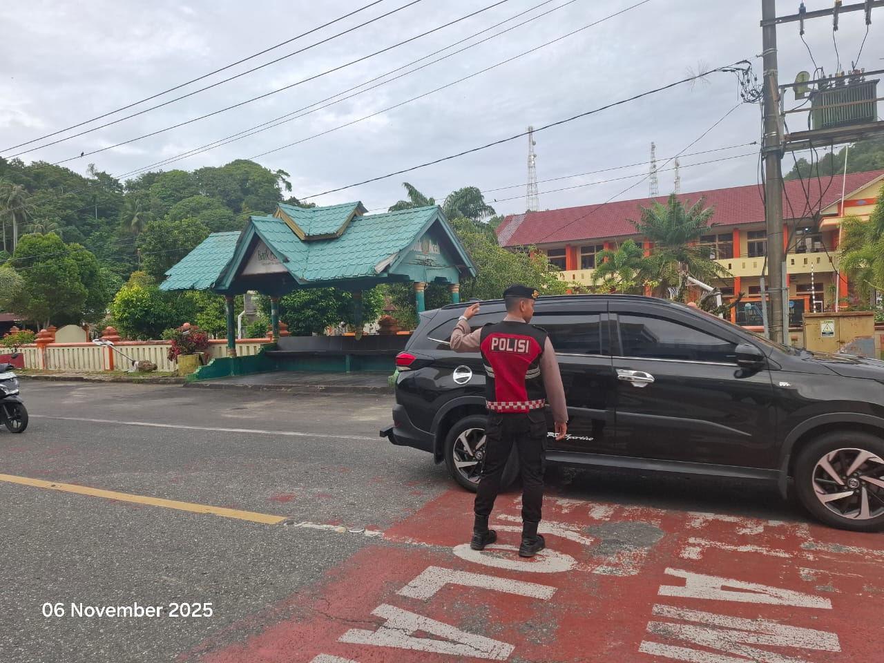 Personel Sat Samapta Polres Aceh Selatan Laksanakan Strong Point Pagi Wujudkan Kamseltibcarlantas