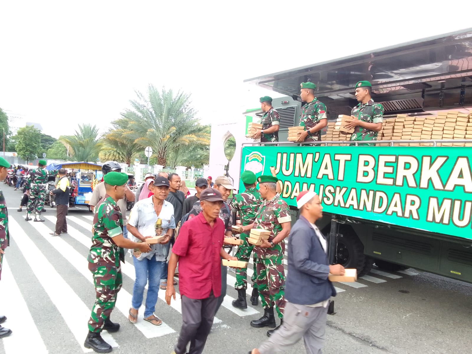 Jumat Berkah, Kodam Iskandar Muda Bagikan 477 Paket Makanan Gratis untuk Warga