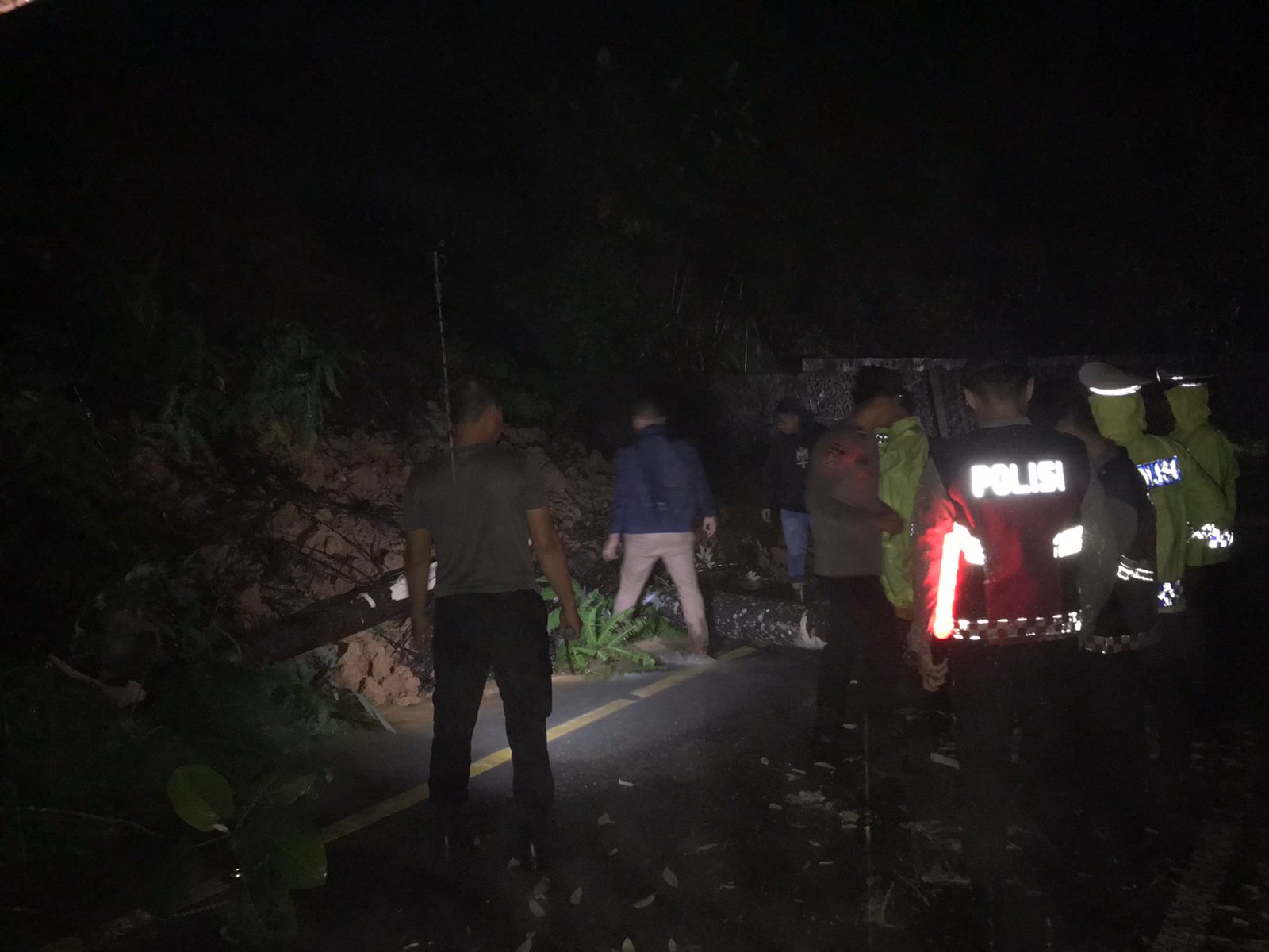 Curah Hujan Tinggi, Tim Gabungan Polres Aceh Selatan Tanggap Cepat Atasi Tanah Longsor dan Pohon Tumbang