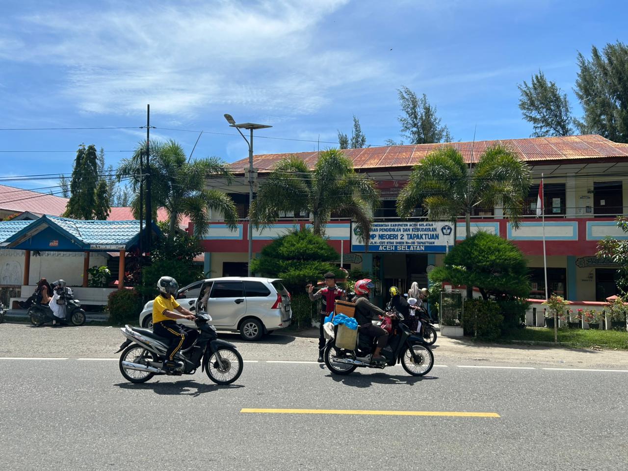 Sat Samapta Polres Aceh Selatan Laksanakan Gatur Lalin pada Jam Pulang Sekolah Antisipasi Kemacetan
