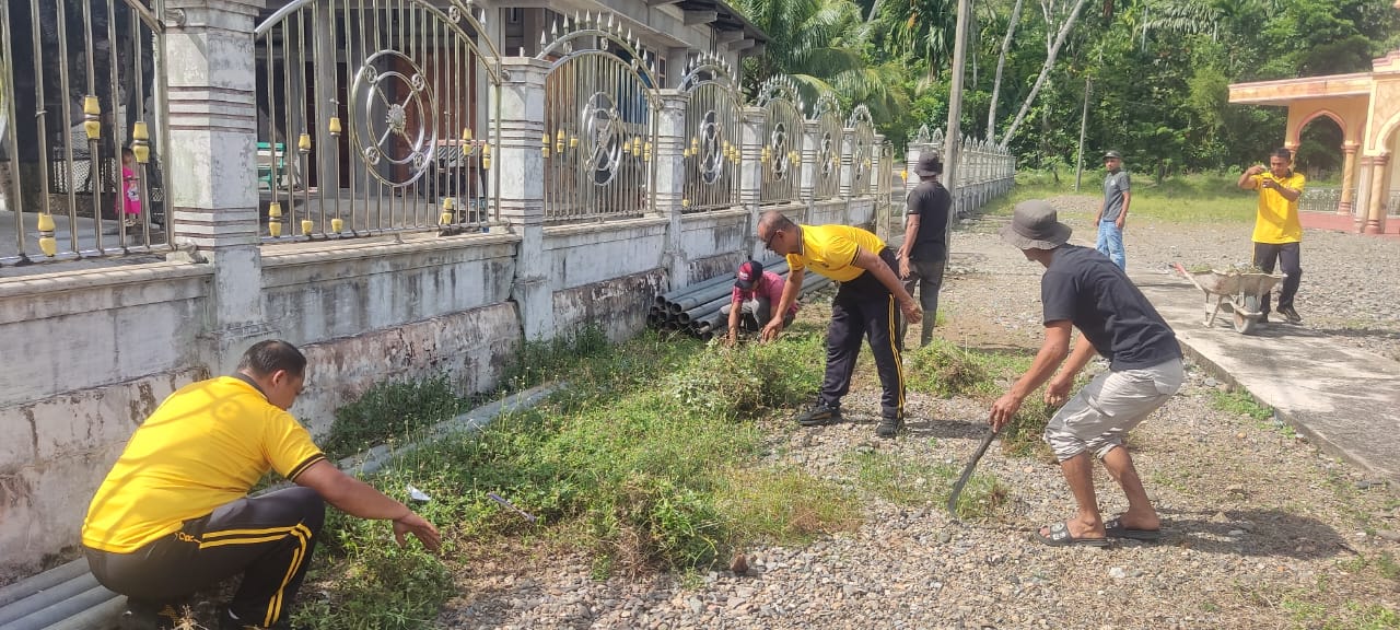 Polsek Meukek Gelar Gotong Royong Perkuat Kepedulian Lingkungan Melalui Jumat Bersih