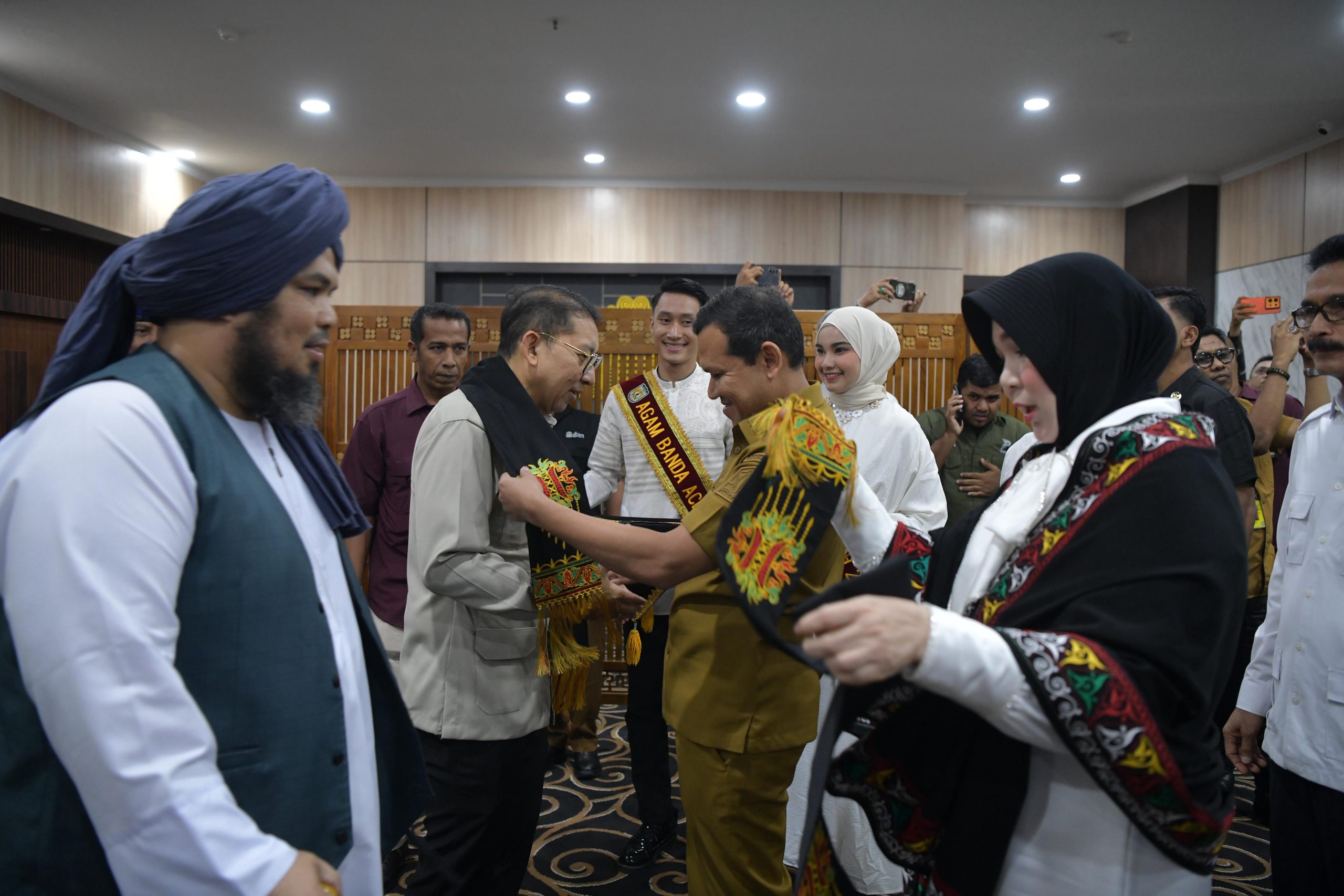 Wakil Gubernur Aceh Sambut Menteri Kebudayaan Fadli Zon di Bandara SIM