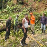 Prajurit Kodam Iskandar Muda Pulihkan Akses Jalan yang Tertutup Longsor Akibat Hujan Lebat