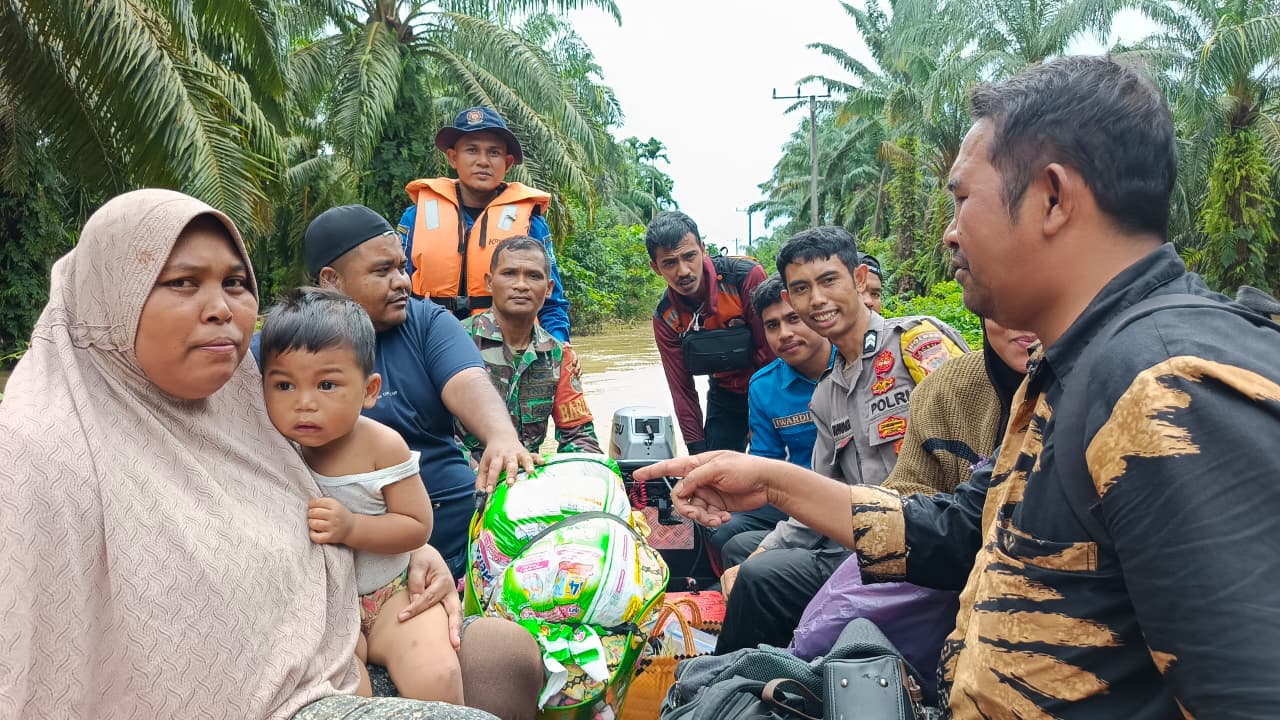 Tim Gabungan TNI/Polri, BPBD dan Evakuasi Penduduk Terjebak Banjir di Desa Seuneubok Pusaka