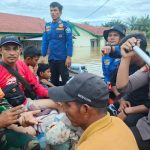 Polsek Trumon Timur Bersama Tim Gabungan Evakuasi Korban Banjir dari Perkebunan PT ASN ke Desa Seuneubok Punto