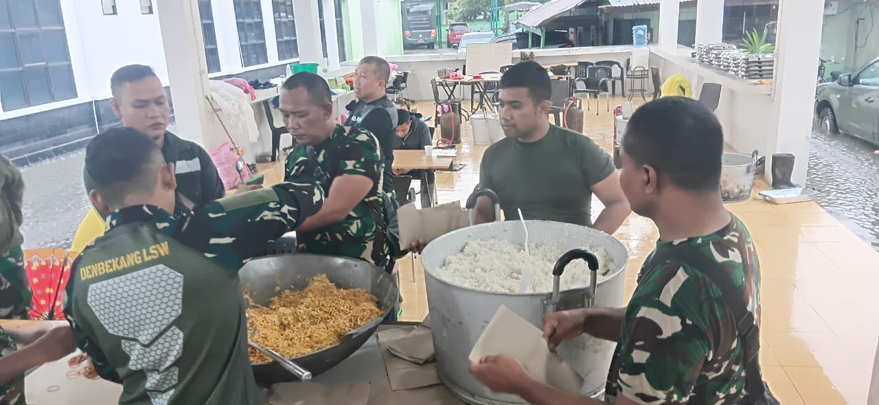 Respons Cepat TNI: Dapur Umum Korem 011/LW Layani Warga Terdampak Banjir