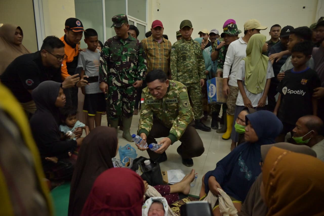 Menhan RI dan Panglima TNI Tinjau Pengungsi di Pidie Jaya