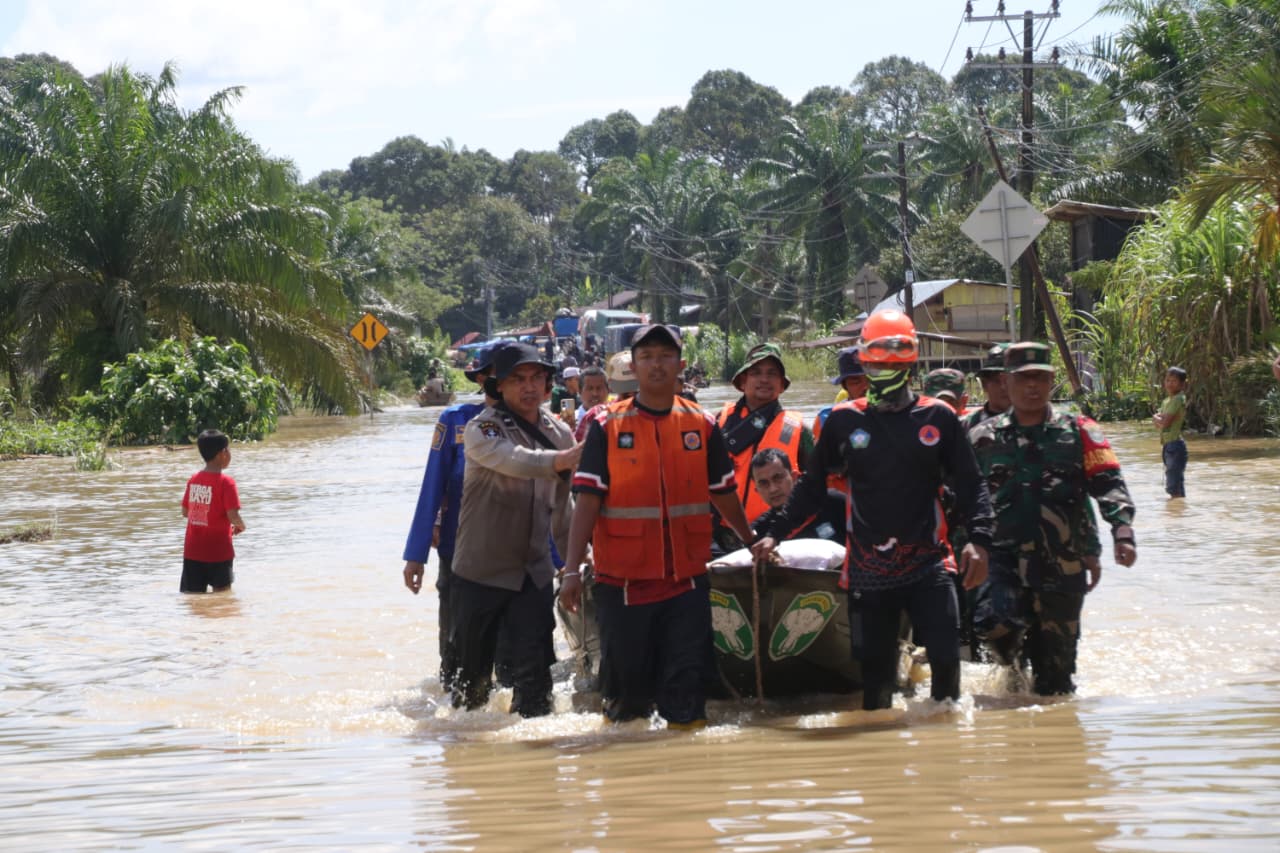 ‎Satgas Bencana Aceh Selatan Evakuasi Jenazah yang Terjebak Genangan Banjir di Jalan Nasional Tapaktuan-Subulussalam